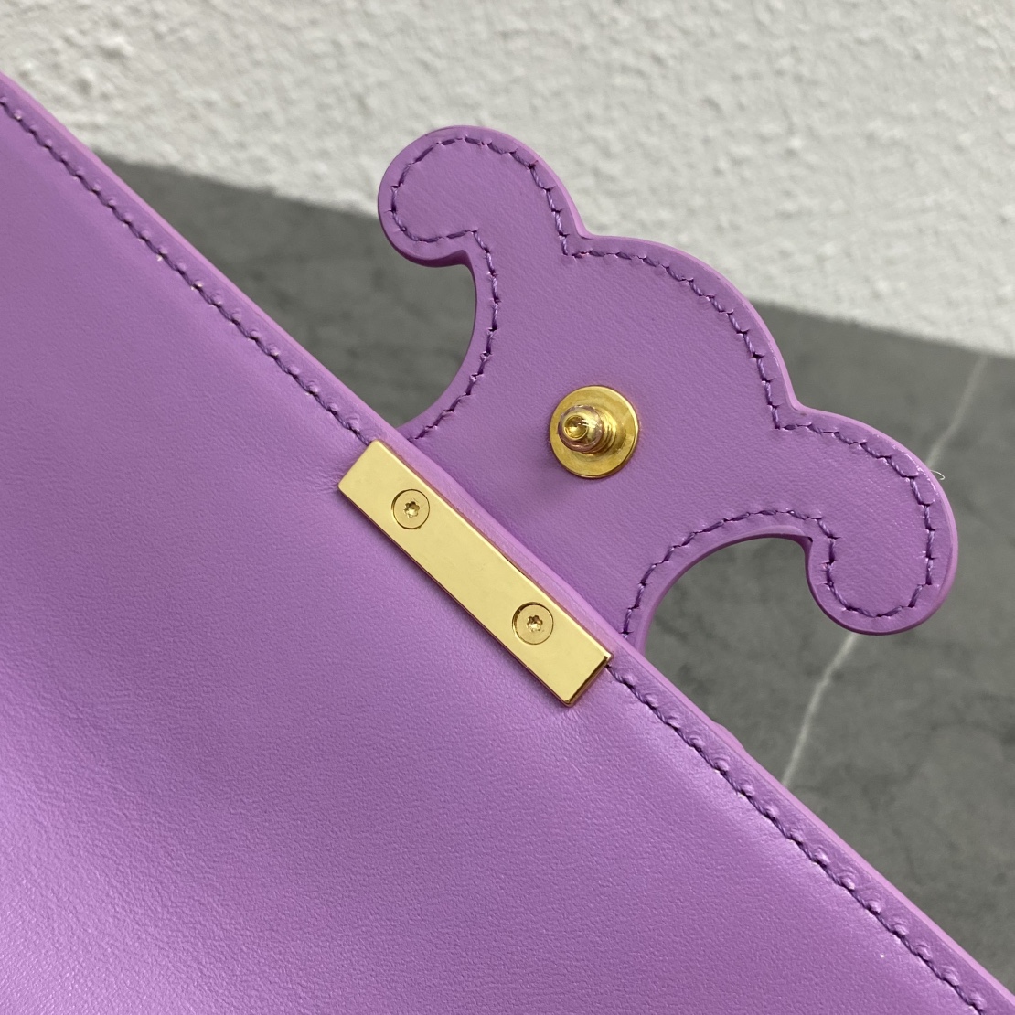 Celine Chain Shoulder Bag Cuir Triomphe In Shiny Calfskin Lilac Purple 199243